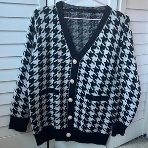 Cute Houndstooth button sweater size M.